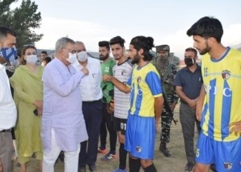 مشیر فاروق خان نے سری نگر گندن سپورٹس کمپلیکس میں مختلف کھیلوں کی سرگرمیوں کا مشاہدہ کیا