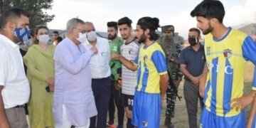 مشیر فاروق خان نے سری نگر گندن سپورٹس کمپلیکس میں مختلف کھیلوں کی سرگرمیوں کا مشاہدہ کیا