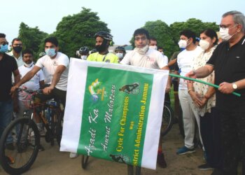مشیر فارو ق خان نے سائیکل ریلی کو ہری جھنڈی دِکھا کر روانہ کیا