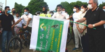 مشیر فارو ق خان نے سائیکل ریلی کو ہری جھنڈی دِکھا کر روانہ کیا