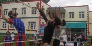 پلوامہ میں ضلع ایڈیشنل ڈپٹی کمشنر نے والی بال ٹورنامنٹ کا افتتاح کیا