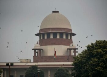 سپریم کورٹ کے باہر ایک مرد اور ایک عورت کی خود سوزی کی کوشش