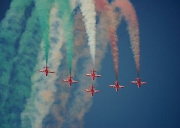 شہر آفاق جھیل ڈل کی فضاﺅں میں ائر شو کا انعقاد