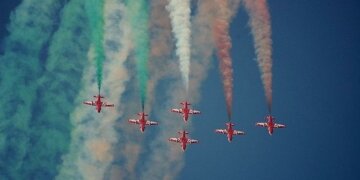 شہر آفاق جھیل ڈل کی فضاﺅں میں ائر شو کا انعقاد