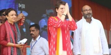 اجے مشرا کے ساتھ اسٹیج شیئر کرنے پر پرینکا گاندھی کا امت شاہ پر طنز ’دور بین نہیں چشمہ لگائیے‘