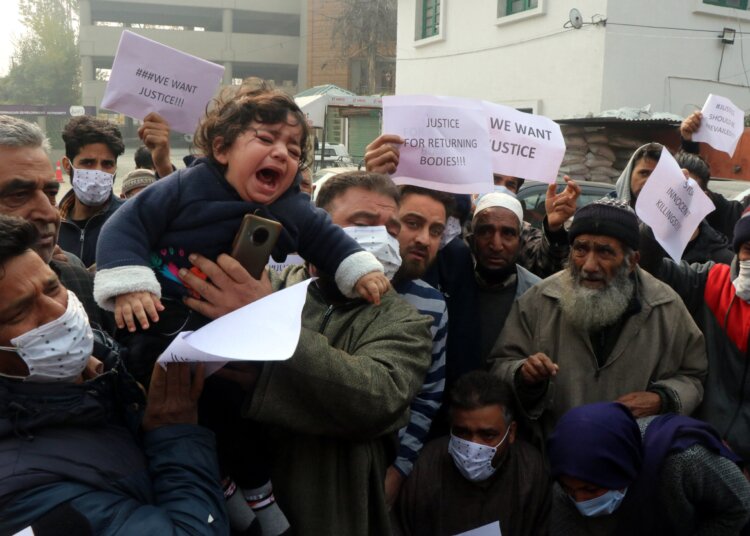SRINAGAR, NOV 17 (UNI) Family members of Altaf Ahmad Bhat and Dr Mudasir Gul, who were killed during an encounter between security forces and militants at Hyderpora, shout slogans and hold placards during a protest in Srinagar on Wednesday demanding a probe and return of the dead bodies. UNI PHOTO SRN 11