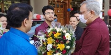 مشیر فاروق خان نے این اِی اِی ٹی ٹاپر تنمے گپتا کو ان کی شاندار کامیابی پر مبارک باد دی