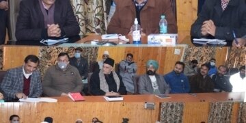 مشیر فاروق خان کا پلوامہ کا دورہ ، پھل کاشتکار ایسوسی ایشن کے دفتر کا افتتاح کیا ، پی آر آئی اور مختلف وفود سے بات چیت کی