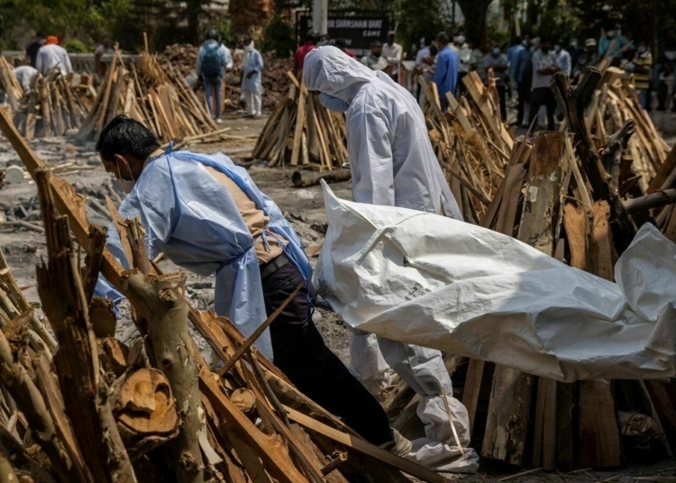 Relatives carry the body of a person, who died due to the coronavirus disease (COVID-19), for cremation at a crematorium ground in New Delhi, India, April 28, 2021. REUTERS/Danish Siddiqui