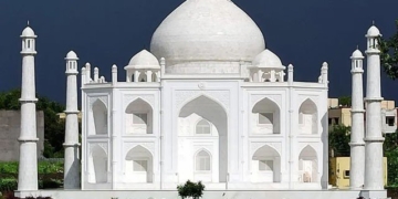 مدھیہ پردیش میں ٹیچر نے اہلیہ کو تاج محل تحفے میں دیدیا