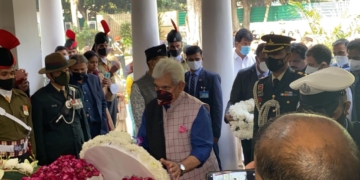 لیفٹیننٹ گورنر منوج سنہا نے نئی دلی میں بپن راوت کی آخری رسومات میں شرکت کی ۔