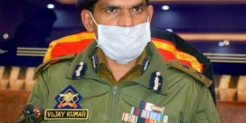 وجے کمار کی مہلوک اسسٹنٹ سب انسپکٹر محمد اشرف ڈار کے اہلخانہ کے ساتھ تعزیت