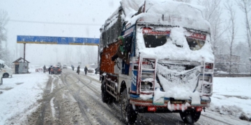 شوٹنگ سٹون گر آنے کے بعد سرینگر جموں شاہراہ پر ٹریفک کی آمد رفت بند