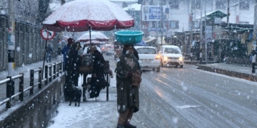 پوری وادی میں برفباری اور بارشوں سے معمولات زندگی متاثر