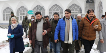 ضلع کمشنر سرینگر کا درگاہ حضرتبل کا دورہ ، معراج العالم انتظامات کا لیا جائزہ