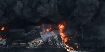 بحری جہاز میں آتشزدگی سے سینکڑوں قیمتی گاڑیاں جل گئیں