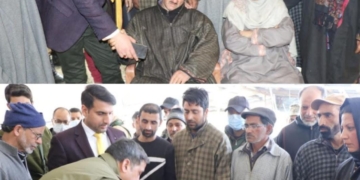 ڈی سی سرینگر امیرا کدل دھماکہ میں فوت شدہ دوشیزہ کے گھر گئے