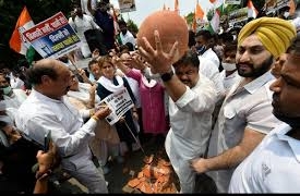 کانگریس کا دہلی میں’مٹکا پھوڑ‘احتجاج