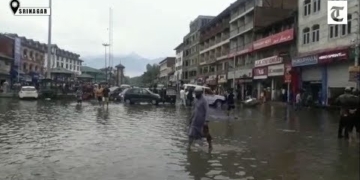 نکاسی آب کانظام ناکام،لالچوک سوئمنگ پول میں تبدیل