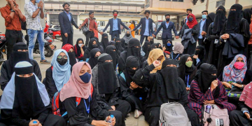 حجاب تنازعہ پر سپریم کورٹ کا کرناٹک حکومت کو نوٹس