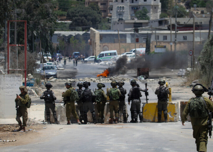Palestinian protester hurls stones towards Israeli troops during clashes at a protest in support of Palestinian prisoners on hunger strike in Israeli jails, in the West Bank village of Beita, near Nablus June 08, 2021. Photo by Nasser Ishtayeh/Flash90 *** Local Caption *** çééìéí
éùøàìéí
òéîåúéí
äôøåú ñãø
äôâðä
îçàä
ùëí
ùåáúé øòá
ùáéúú øòá