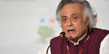 آزاد خود اپنی سطح کو نیچے گرا رہے ہیں