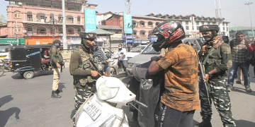 یوم آزدی کے پیش نظر شہر سرینگر فوجی چھاونی میں تبدیل اہم راستوں کو سیل کر دیا گیا
