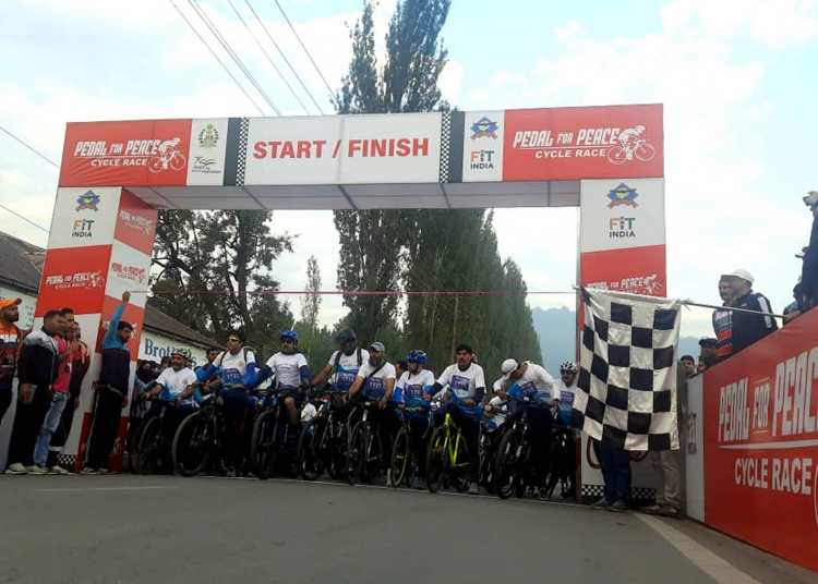 SRINAGAR, SEP 23 (UNI):-  Participants take part in 'Pedal For Peace' cycle race organised by Jammu and Kashmir Police at Boulevard road in Srinagar on Friday.. UNI PHOTO-46u