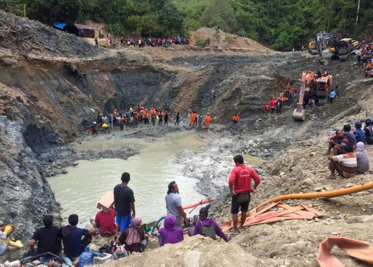 Rescue teams conduct a search for miners buried by a landslide at an illegal gold mining operation in the village of Buranga in Parigi Moutong Regency, Central Sulawesi on February 25, 2021. (Photo by Lia / AFP)