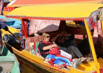 روال سال غیر مقامی سیاحوں کی بڑی تعداد نے وادی کی سیر کی