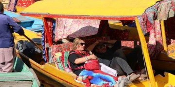 روال سال غیر مقامی سیاحوں کی بڑی تعداد نے وادی کی سیر کی