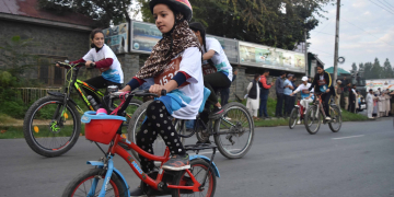 سرینگر میں منعقدہ پیڈل فار پیس سائکل ریس میں کمسن بچوں کی شرکت