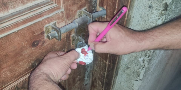 پاﺅں سے آٹا گوندھنے والے تاجر کی دکان اور گودام مقفل