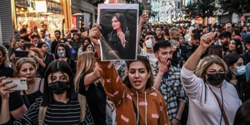 ایران میں خاتون کی ہلاکت پر مظاہروں میں مزید شدت