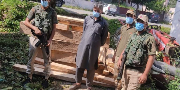 پولیس نے غیر قانونی طور پر لائی گئی لکڑی ضبط کرکے ملزم کو گرفتار کر لیا