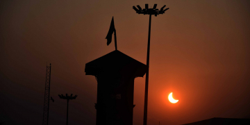 سرینگر کے لالچوک میں سورج گرہن کا منظر