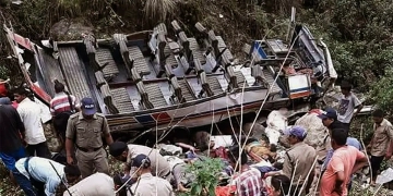 باراتیوں سے بھری بس کھائی میں گرنے سے 25 لوگوں کی موت