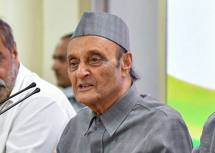 New Delhi: Senior Congress leader Dr Karan Singh addresses the media as party leaders (L-R) Anand Sharma, Ghulam Nabi Azad, Ambika Soni and P Chidambaram look on, in New Delhi, Saturday, Aug 3, 2019. (PTI Photo/Kamal Kishore) (PTI8_3_2019_000156B)