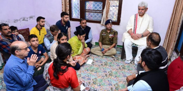لیفٹیننٹ گورنر منوج سنہا نے پورن کرشن بھٹ کے اہل خانہ سے ملاقات کی