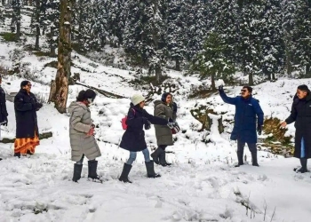 برف باری کے ساتھ ہی سیاحتی مقام گلمرگ میں سیاحوں کا غیر معمولی رش
