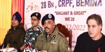 سی آر پی ایف جموں و کشمیر کے لوگوں کی خدمت اور حفاظت کے لیے پرعزم۔ سی او راجیش سنکھلا