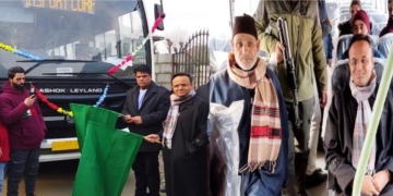 ڈی سی کپواڑہ نے نئے  روٹ پر 3 ایس آر ٹی سی بسوں کو جھنڈی دکھا کر روانہ کیا