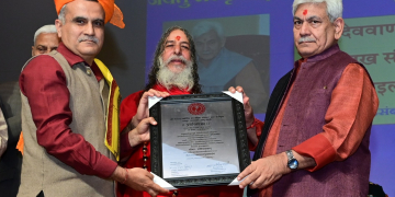 لیفٹیننٹ گورنر نے شری کیلاکھ جیوتش اینڈ ویدک سنستھان ٹرسٹ کےموبائل سنسکرت گوروکل کو جھنڈی دِکھا کر روانہ کیا