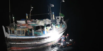  کوسٹ گارڈ نے ہتھیاروں سے لدیپاک ماہی گیری کی کشتی کو روکا