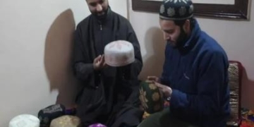 دو کشمیری دوست روایتی سوزنی ٹوپیاں آن لائن بیچ کر منافع کما رہے ہیں
