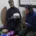 دو کشمیری دوست روایتی سوزنی ٹوپیاں آن لائن بیچ کر منافع کما رہے ہیں