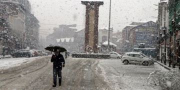 سری نگر میں رواں موسم کی پہلی برف باری ، سیاحتی مقامات پر برف باری کا سلسلہ جاری