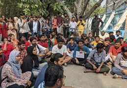 طالبہ کی عصمت دری اور قتللاش کے ساتھ رشتہ داروں کا دھرنا، واقعہ پر شدید برہمی