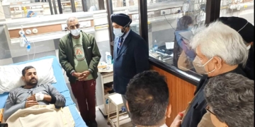 لیفٹیننٹ گورنرنے جی ایم سی جموں میں راجوری کے زخمیوں کی عیادت کی