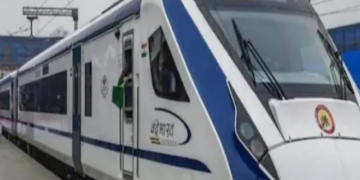 کولکتہ میں ایک مرتبہ پھر وندے بھارت ٹرین پر پتھراو، کھڑکی کے شیشے ٹوٹے